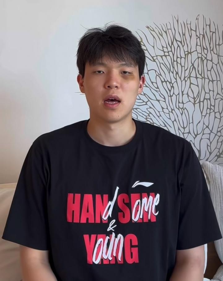 杨瀚森肿着熊猫眼回应东契奇：谢谢关注 等你的手机号 赛场见