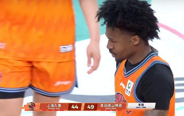 CBA常规赛：张镇麟8分&amp;amp;段昂君7分，青岛半场49-44领先上海