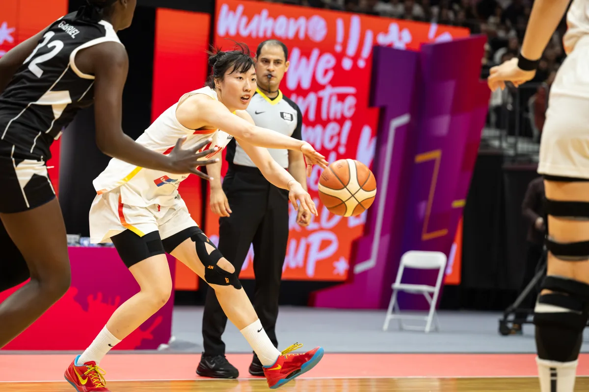 C7娱乐官方网站-在场赢24分！中国女篮24岁1米86王牌闪耀：李梦替身变3D悍将